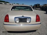 ✅ 2001 Lincoln Town Car Cartier • VIN: 1LNHM83W31Y684742 • Lot: 57650755. Wystawiony na Copart z przebiegiem 207 885 mil. Bezpłatny archiwum sprzedaży aukcyjnych z USA i szczegółowy raport historii pojazdu na DreamBid. Zdjęcie 6.