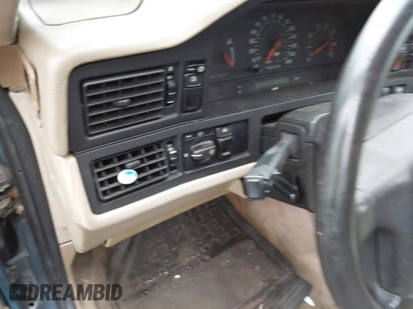 ✅ 1997 Volvo S70 • VIN: YV1LS5544V2374830 • Lot: 42717689. Wystawiony na IAAI z przebiegiem Nie podano. Bezpłatny archiwum sprzedaży aukcyjnych z USA i szczegółowy raport historii pojazdu na DreamBid. Zdjęcie 7.