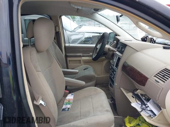 ✅ 2010 Chrysler Town & Country LX • VIN: 2A4RR2D15AR456363 • Lot: 42127422. Wystawiony na IAAI z przebiegiem 213 715 mil. Bezpłatny archiwum sprzedaży aukcyjnych z USA i szczegółowy raport historii pojazdu na DreamBid. Zdjęcie 5.