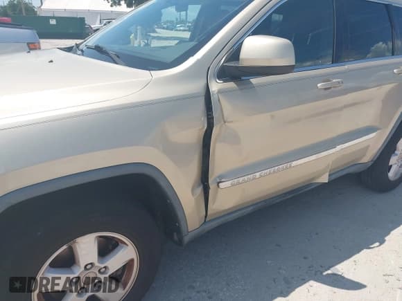 ✅ 2011 Jeep Grand Cherokee Laredo • VIN: 1J4RR4GG9BC734574 • Lot: 42603119. Listed on IAAI with 111,894 mi. Free auction sales archive from the USA and detailed vehicle history report at DreamBid. Image 6.