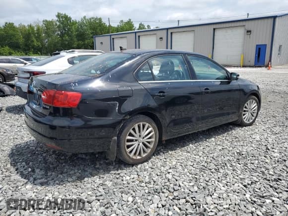 ✅ 2011 Volkswagen Jetta SEL • VIN: 3VWLZ7AJ2BM393757 • Lot: 64605645. Listed on Copart with 208,803 mi. Free auction sales archive from the USA and detailed vehicle history report at DreamBid. Image 3.