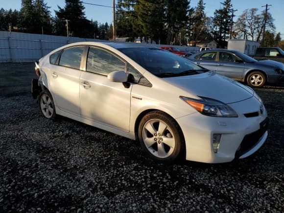 ✅ 2015 Toyota Prius Two • VIN: JTDKN3DU8F0458161 • Lot: 93242685. Listed on Copart with 126,666 mi. Free auction sales archive from the USA and detailed vehicle history report at DreamBid. Image 4.