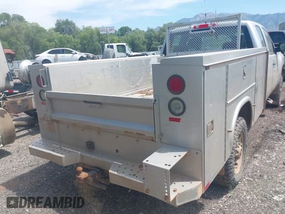 ✅ 2011 Chevrolet Silverado 2500HD • VIN: 1GB2KVCG0BZ409840 • Lot: 42944133. Wystawiony na IAAI z przebiegiem Nie podano. Bezpłatny archiwum sprzedaży aukcyjnych z USA i szczegółowy raport historii pojazdu na DreamBid. Zdjęcie 16.