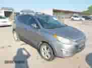 2013 Hyundai Tucson GLS z VIN KM8JU3AC4DU653198, wystawiony jako IAAI lot #42942159 z przebiegiem 212 645 mil mil oraz . Historia ofert i sprzedaży dostępna na DreamBid. Obrazek 1.