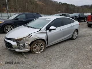 ✅ 2019 Chevrolet Cruze LS • VIN: 1G1BC5SMXK7135664 • Lot: 40710993. Listed on Copart with 103,101 mi. Free auction sales archive from the USA and detailed vehicle history report at DreamBid. Image 1.