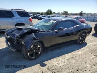 ✅ 2019 Dodge Challenger SXT • VIN: 2C3CDZAG2KH656429 • Lot: 82194275. Wystawiony na Copart z przebiegiem 107 781 mil. Bezpłatny archiwum sprzedaży aukcyjnych z USA i szczegółowy raport historii pojazdu na DreamBid. Zdjęcie 1.