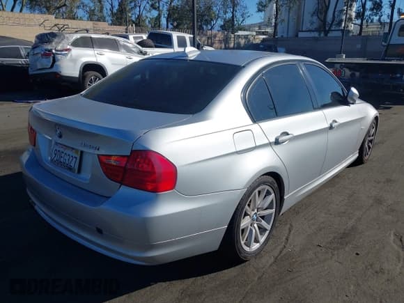 ✅ 2011 BMW 3 Series 328i • VIN: WBAPH7G54BNM56104 • Lot: 43570008. Listed on IAAI with 178,275 mi. Free auction sales archive from the USA and detailed vehicle history report at DreamBid. Image 4.