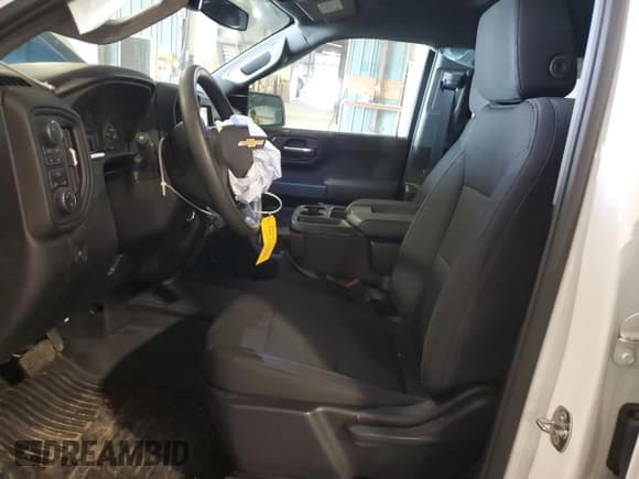 ✅ 2024 Chevrolet Silverado 1500 Work Truck • VIN: 1GCUDAED7RZ256443 • Lot: 82582845. Wystawiony na Copart z przebiegiem 12 739 mil. Bezpłatny archiwum sprzedaży aukcyjnych z USA i szczegółowy raport historii pojazdu na DreamBid. Zdjęcie 7.