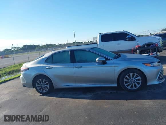 2023 Toyota Camry LE z VIN 4T1C11AK9PU144502, wystawiony jako IAAI lot #43307396 z przebiegiem 146 171 mil mil oraz . Historia ofert i sprzedaży dostępna na DreamBid. Obrazek 14.