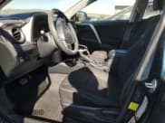 ✅ 2017 Toyota RAV4 LE • VIN: JTMZFREV7HJ718228 • Lot: 91387495. Wystawiony na Copart z przebiegiem 133 388 mil. Bezpłatny archiwum sprzedaży aukcyjnych z USA i szczegółowy raport historii pojazdu na DreamBid. Zdjęcie 7.