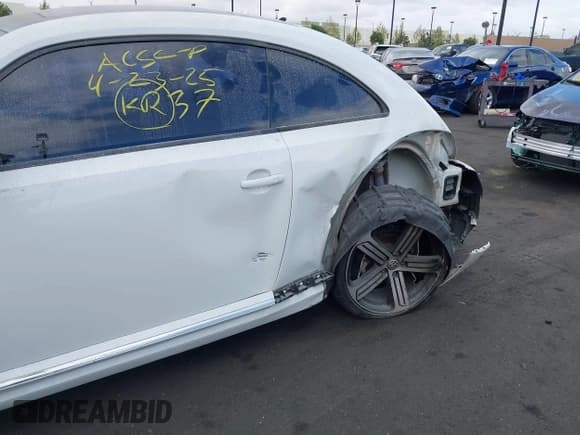 ✅ 2014 Volkswagen Beetle 1.8T • VIN: 3VWJ17AT1EM664666 • Lot: 42087614. Wystawiony na IAAI z przebiegiem 159 995 mil. Bezpłatny archiwum sprzedaży aukcyjnych z USA i szczegółowy raport historii pojazdu na DreamBid. Zdjęcie 12.