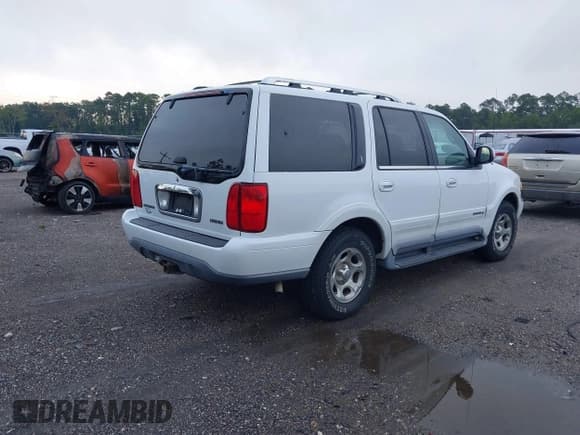 ✅ 1998 Lincoln Navigator • VIN: 5LMPU28LXWLJ39601 • Lot: 42922143. Listed on IAAI with 168,395 mi. Free auction sales archive from the USA and detailed vehicle history report at DreamBid. Image 4.