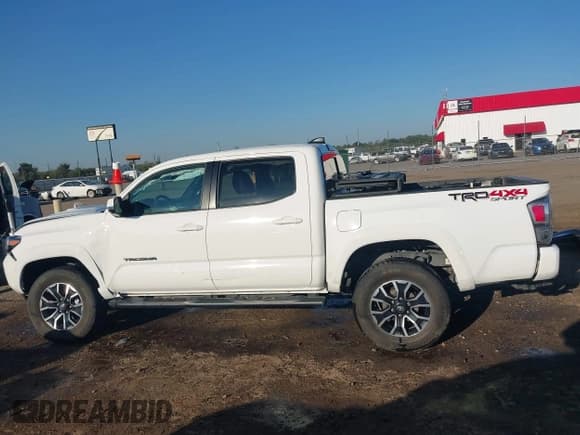 ✅ 2023 Toyota Tacoma SR • VIN: 3TMCZ5AN5PM558010 • Лот: 43358292. Опубликован ранее на IAAI с пробегом 26 117 миль. Бесплатный доступ к архиву аукционных продаж из США и подробный отчёт об истории автомобиля на DreamBid. Изображение 15.