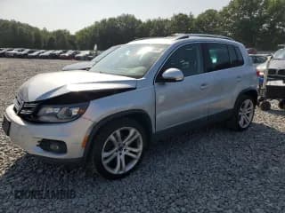 ✅ 2013 Volkswagen Tiguan SE • VIN: WVGBV7AX0DW520423 • Lot: 68394895. Listed on Copart with 128,141 mi. Free auction sales archive from the USA and detailed vehicle history report at DreamBid. Image 1.