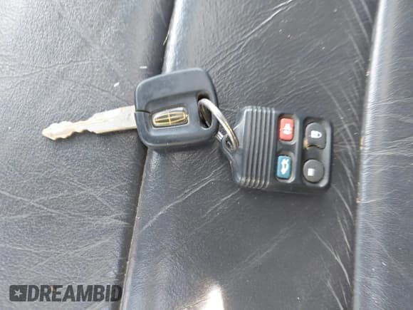 ✅ 2000 Lincoln Town Car Signature • VIN: 1LNHM82W3YY800310 • Lot: 42801252. Listed on IAAI with Not provided. Free auction sales archive from the USA and detailed vehicle history report at DreamBid. Image 11.