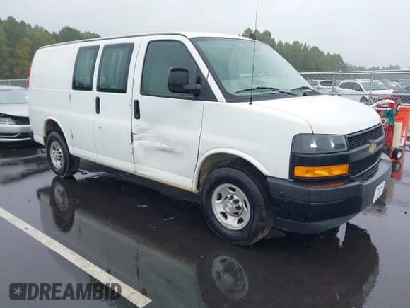 ✅ 2021 Chevrolet Express Cargo • VIN: 1GCWGAFP2M1183448 • Lot: 43152697. Wystawiony na IAAI z przebiegiem 111 878 mil. Bezpłatny archiwum sprzedaży aukcyjnych z USA i szczegółowy raport historii pojazdu na DreamBid. Zdjęcie 1.