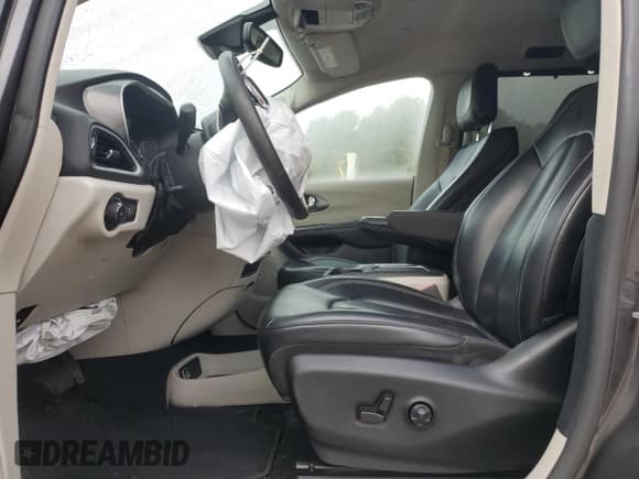 ✅ 2023 Chrysler Pacifica Touring L • VIN: 2C4RC1BG0PR514669 • Lot: 84946015. Wystawiony na Copart z przebiegiem 85 059 mil. Bezpłatny archiwum sprzedaży aukcyjnych z USA i szczegółowy raport historii pojazdu na DreamBid. Zdjęcie 7.