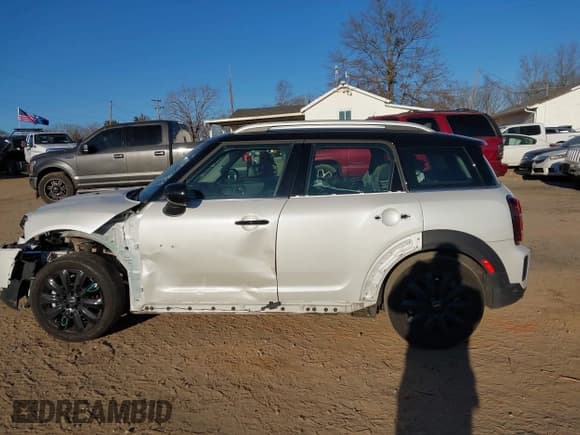 ✅ 2024 MINI Countryman Cooper S • VIN: WMZ53BR02R3S31859 • Lot: 41102846. Listed on IAAI with 17,068 mi. Free auction sales archive from the USA and detailed vehicle history report at DreamBid. Image 15.