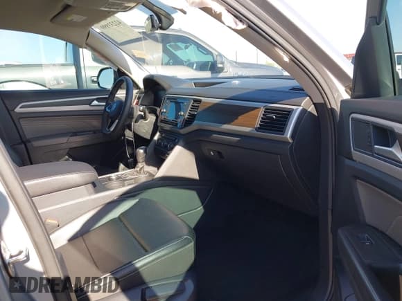 ✅ 2022 Volkswagen Atlas SE • VIN: 1V2LP2CA4NC555756 • Lot: 42233999. Listed on IAAI with 111,803 mi. Free auction sales archive from the USA and detailed vehicle history report at DreamBid. Image 5.