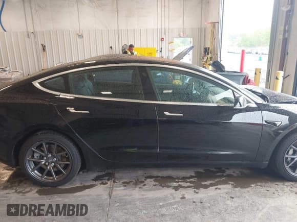 ✅ 2018 Tesla Model 3 Long Range Battery • VIN: 5YJ3E1EBXJF127632 • Lot: 42214133. Wystawiony na IAAI z przebiegiem 81 425 mil. Bezpłatny archiwum sprzedaży aukcyjnych z USA i szczegółowy raport historii pojazdu na DreamBid. Zdjęcie 14.