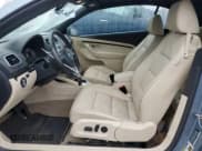 ✅ 2015 Volkswagen Eos Final Edition • VIN: WVWFW8AH3FV002347 • Lot: 80858084. Wystawiony na Copart z przebiegiem 153 768 mil. Bezpłatny archiwum sprzedaży aukcyjnych z USA i szczegółowy raport historii pojazdu na DreamBid. Zdjęcie 7.