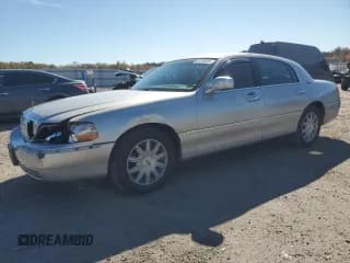 ✅ 2011 Lincoln Town Car Signature Limited • VIN: 2LNBL8CV5BX756235 • Lot: 87378525. Listed on Copart with 220,072 mi. Free auction sales archive from the USA and detailed vehicle history report at DreamBid. Image 1.