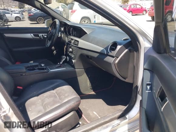 ✅ 2014 Mercedes-Benz C 250 Sport • VIN: WDDGF4HB5ER307781 • Lot: 42223138. Wystawiony na IAAI z przebiegiem 186 457 mil. Bezpłatny archiwum sprzedaży aukcyjnych z USA i szczegółowy raport historii pojazdu na DreamBid. Zdjęcie 5.