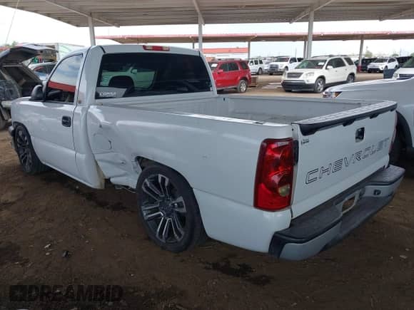 2003 Chevrolet Silverado 1500 LS z VIN 1GCEC14T93Z290620, wystawiony jako IAAI lot #43064697 z przebiegiem 172 198 mil mil oraz . Historia ofert i sprzedaży dostępna na DreamBid. Obrazek 3.