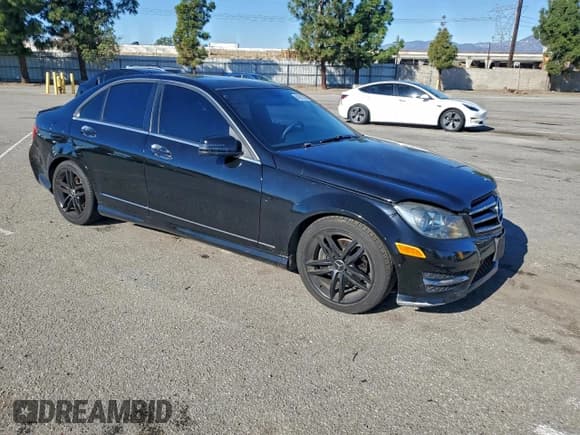 ✅ 2014 Mercedes-Benz C 250 Sport • VIN: WDDGF4HB4ER316679 • Lot: 94081305. Wystawiony na Copart z przebiegiem 119 522 mil. Bezpłatny archiwum sprzedaży aukcyjnych z USA i szczegółowy raport historii pojazdu na DreamBid. Zdjęcie 4.