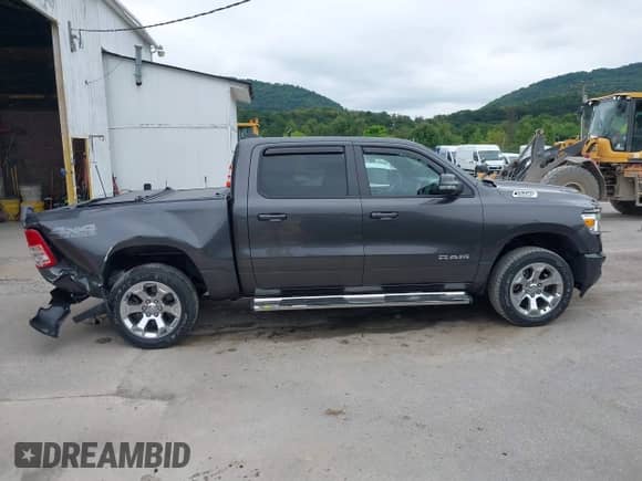 2020 Ram 1500 Big Horn z VIN 1C6SRFFT6LN108561, wystawiony jako IAAI lot #42996633 z przebiegiem 40 340 mil mil oraz . Historia ofert i sprzedaży dostępna na DreamBid. Obrazek 13.