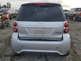 ✅ 2014 Smart fortwo Passion • VIN: WMEEJ9AA2EK764072 • Lot: 93489255. Wystawiony na Copart z przebiegiem 57 159 mil. Bezpłatny archiwum sprzedaży aukcyjnych z USA i szczegółowy raport historii pojazdu na DreamBid. Zdjęcie 6.