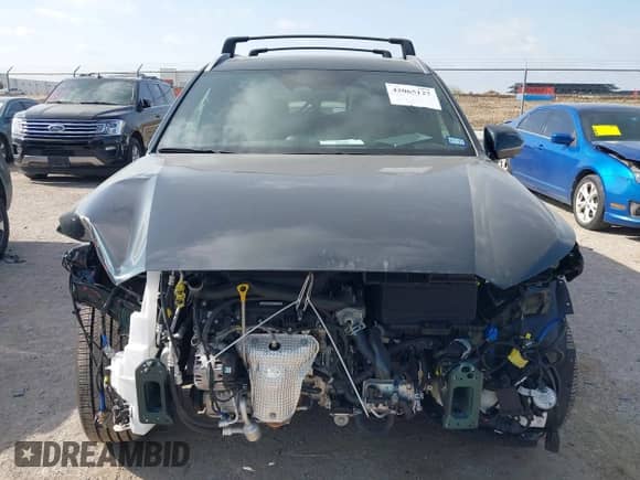 2025 Hyundai Palisade Calligraphy with VIN KM8R74GE6SU856907, listed as a IAAI auction lot 42065127 with 5,184 mi miles and . Bid and sale history available at DreamBid. Image 12.