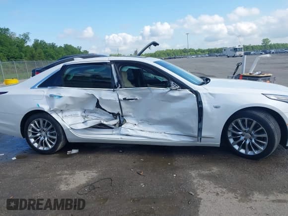 ✅ 2020 Cadillac CT6 Luxury • VIN: 1G6KB5RS3LU105555 • Lot: 42127386. Wystawiony na IAAI z przebiegiem 23 021 mil. Bezpłatny archiwum sprzedaży aukcyjnych z USA i szczegółowy raport historii pojazdu na DreamBid. Zdjęcie 13.