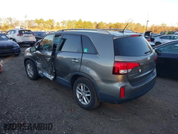 ✅ 2015 Kia Sorento LX • VIN: 5XYKTCA66FG593774 • Lot: 43697309. Listed on IAAI with 68,465 mi. Free auction sales archive from the USA and detailed vehicle history report at DreamBid. Image 3.