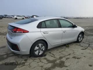 ✅ 2018 Hyundai Ioniq Blue • VIN: KMHC65LC4JU073571 • Lot: 46616105. Wystawiony na Copart z przebiegiem 75 213 mil. Bezpłatny archiwum sprzedaży aukcyjnych z USA i szczegółowy raport historii pojazdu na DreamBid. Zdjęcie 3.