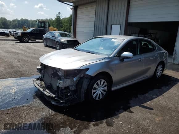 2022 Toyota Camry Hybrid LE z VIN 4T1C31AK5NU582117, wystawiony jako Copart lot #81484685 z przebiegiem 78 823 mil mil oraz Czysty tytuł • Clean title. Historia ofert i sprzedaży dostępna na DreamBid. Obrazek 1.