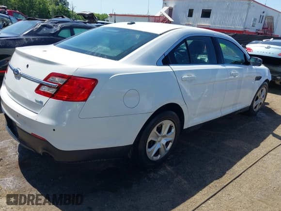 ✅ 2015 Ford Police Interceptor • VIN: 1FAHP2MK0FG175859 • Lot: 42388162. Wystawiony na IAAI z przebiegiem 104 598 mil. Bezpłatny archiwum sprzedaży aukcyjnych z USA i szczegółowy raport historii pojazdu na DreamBid. Zdjęcie 4.