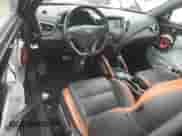 2016 Hyundai Veloster Turbo z VIN KMHTC6AE9GU278248, wystawiony jako Copart lot #47500345 z przebiegiem 135 245 mil mil oraz Czysty tytuł • Clean title. Historia ofert i sprzedaży dostępna na DreamBid. Obrazek 8.