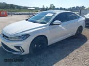 ✅ 2025 Volkswagen Jetta SE • VIN: 3VW7X7BU4SM061349 • Лот: 43414717. Опубликован ранее на IAAI с пробегом 5 026 миль. Бесплатный доступ к архиву аукционных продаж из США и подробный отчёт об истории автомобиля на DreamBid. Изображение 2.