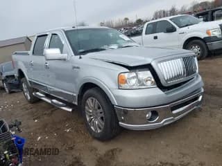 ✅ 2006 Lincoln Mark LT • VIN: 5LTPW18526FJ21943 • Lot: 43666524. Wystawiony na IAAI z przebiegiem 61 128 mil. Bezpłatny archiwum sprzedaży aukcyjnych z USA i szczegółowy raport historii pojazdu na DreamBid. Zdjęcie 1.