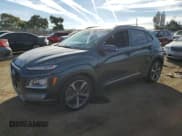 ✅ 2021 Hyundai Kona Limited • VIN: KM8K3CA50MU668984 • Лот: 39883914. Опубликован ранее на Copart с пробегом 26 682 миль. Бесплатный доступ к архиву аукционных продаж из США и подробный отчёт об истории автомобиля на DreamBid. Изображение 1.