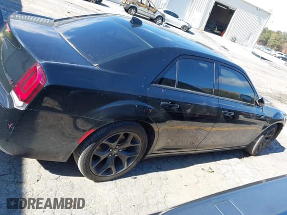 ✅ 2022 Chrysler 300 S • VIN: 2C3CCABG2NH218095 • Lot: 43495716. Wystawiony na IAAI z przebiegiem 103 289 mil. Bezpłatny archiwum sprzedaży aukcyjnych z USA i szczegółowy raport historii pojazdu na DreamBid. Zdjęcie 13.
