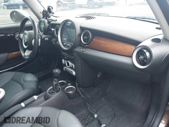 ✅ 2009 MINI Clubman S • VIN: WMWMM33569TP89990 • Lot: 42869350. Listed on IAAI with 94,090 mi. Free auction sales archive from the USA and detailed vehicle history report at DreamBid. Image 5.