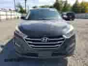 2017 Hyundai Tucson SE z VIN KM8J3CA41HU397460, wystawiony jako Copart lot #69521705 z przebiegiem 133 962 mil mil oraz Szkoda całkowita • Salvage title. Historia ofert i sprzedaży dostępna na DreamBid. Obrazek 5.