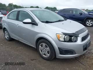 2015 Chevrolet Sonic LS z VIN 1G1JA5SH0F4115600, wystawiony jako IAAI lot #42693028 z przebiegiem 129 411 mil mil oraz . Historia ofert i sprzedaży dostępna na DreamBid. Obrazek 1.