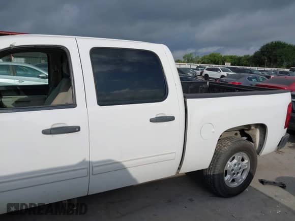 2010 Chevrolet Silverado 1500 LT z VIN 3GCRCSEA3AG185086, wystawiony jako IAAI lot #42563396 z przebiegiem 237 961 mil mil oraz . Historia ofert i sprzedaży dostępna na DreamBid. Obrazek 14.