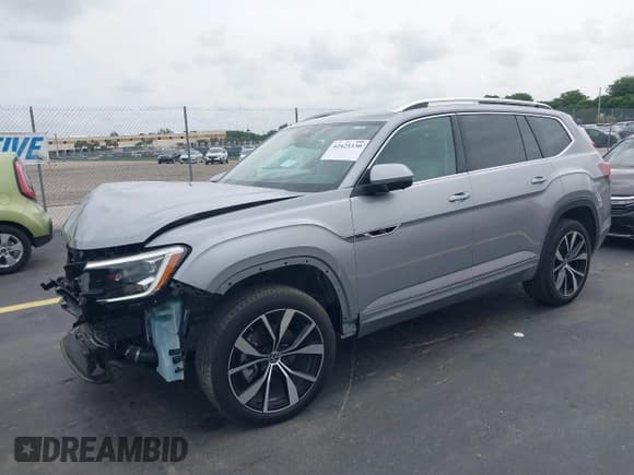 ✅ 2024 Volkswagen Atlas SEL Premium R-Line • VIN: 1V2FR2CA7RC595004 • Lot: 42425330. Wystawiony na IAAI z przebiegiem 16 171 mil. Bezpłatny archiwum sprzedaży aukcyjnych z USA i szczegółowy raport historii pojazdu na DreamBid. Zdjęcie 18.