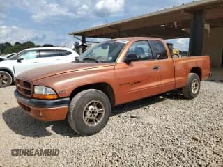 ✅ 2000 Dodge Dakota • VIN: 1B7GL22X6YS615602 • Lot: 68110965. Wystawiony na Copart z przebiegiem 305 327 mil. Bezpłatny archiwum sprzedaży aukcyjnych z USA i szczegółowy raport historii pojazdu na DreamBid. Zdjęcie 1.