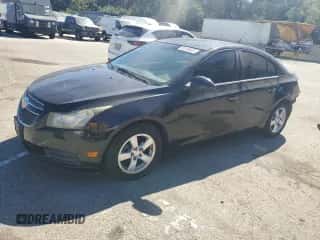 2014 Chevrolet Cruze 1LT z VIN 1G1PC5SB0E7108319, wystawiony jako Copart lot #82359805 z przebiegiem 127 086 mil mil oraz Szkoda całkowita • Salvage title. Historia ofert i sprzedaży dostępna na DreamBid. Obrazek 1.