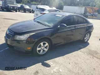 2014 Chevrolet Cruze 1LT z VIN 1G1PC5SB0E7108319, wystawiony jako Copart lot #82359805 z przebiegiem 127 086 mil mil oraz Szkoda całkowita • Salvage title. Historia ofert i sprzedaży dostępna na DreamBid. Obrazek 1.